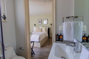Een douche, een haardroger, handdoeken, zeep