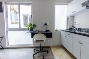 Een koelkast, een magnetron, een oven, een kookplaat