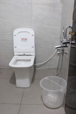 Kamar Double Deluks | Kamar mandi | Handuk