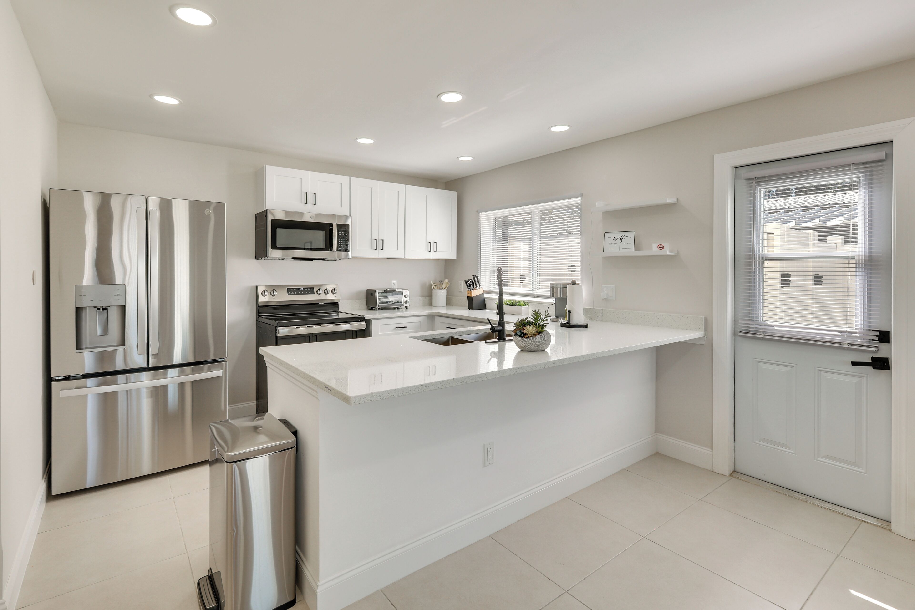 Fridge, microwave, stovetop, dishwasher