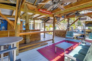 Outdoor dining - < 1 Mi to Boat Ramp: Canal-Front Retreat in Astor! (Astor)