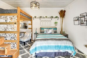 3 habitaciones, escritorio y tabla de planchar con plancha 