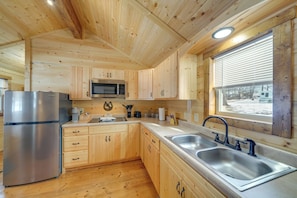Fridge, microwave, coffee/tea maker, cookware/dishes/utensils - 28 Mi to Downtown Louisville: Serene Farm Getaway (La Grange)