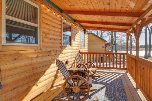 28 Mi to Downtown Louisville: Serene Farm Getaway