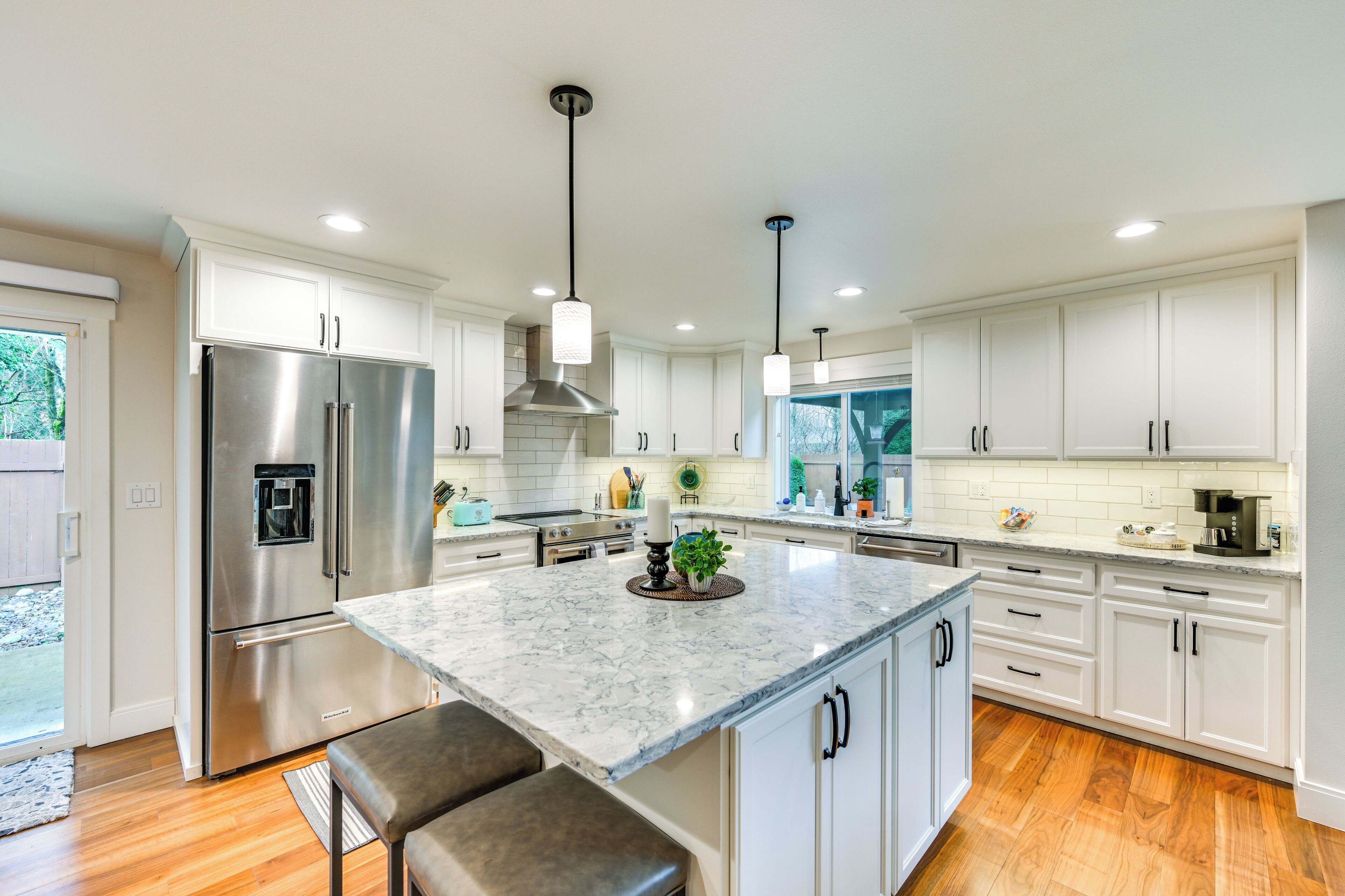 Fridge, microwave, stovetop, dishwasher