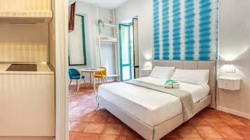 Ein modernes Hotelzimmer mit Bett, Schreibtisch und Stuhl.