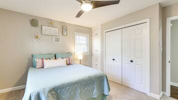 3 bedrooms, desk, iron/ironing board, travel crib