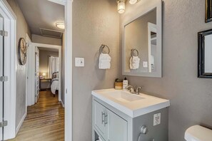 Chuveiro, secador de cabelo, toalhas de banho 