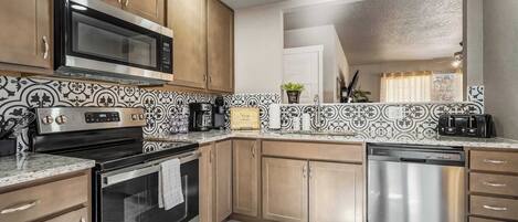 Kylskåp, mikrovågsugn, ugn och spishäll