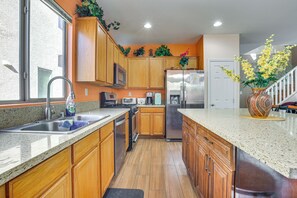 Frigorífico, microondas, placa de cocina y cafetera o tetera