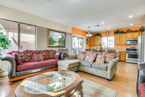 Fireplace, video games - Stay & Play in Las Vegas: Spacious Home for Groups (Las Vegas)