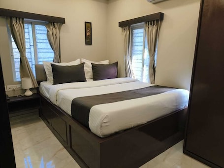 Escritorio, espacio para trabajar con laptop y wifi gratis