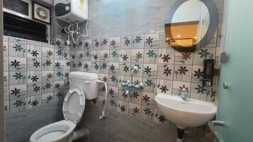 Luxury Double Room, City View | Bathroom | Shower, free toiletries, towels, soap