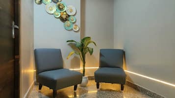 Luxury Double Room, City View | Living area