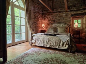 5 bedrooms, iron/ironing board, WiFi, bed sheets