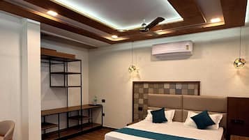 Desk, laptop workspace, soundproofing, free WiFi