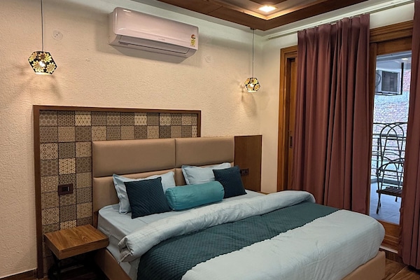 Desk, laptop workspace, soundproofing, free WiFi