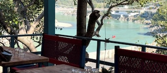 Yes Hotel By The Ganges