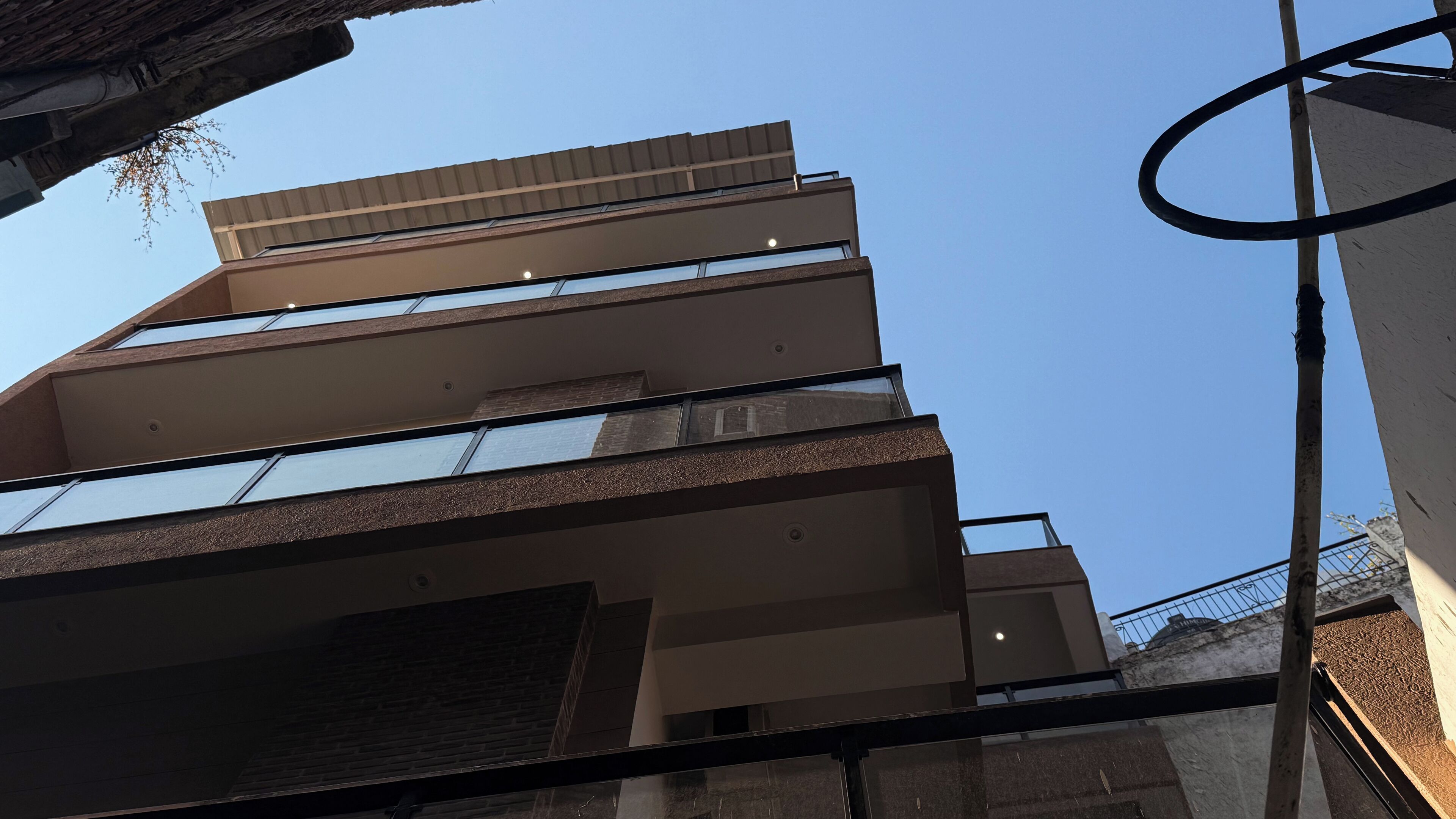 Vista frontal de la propiedad