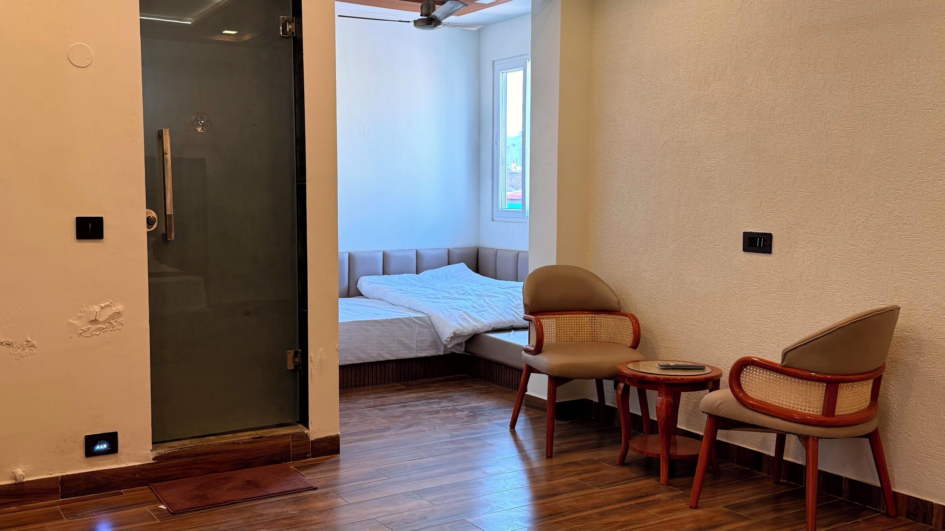 Desk, laptop workspace, soundproofing, free WiFi