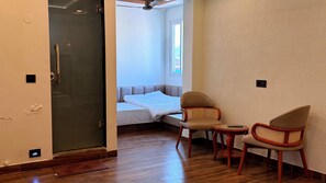 Escritorio y espacio para trabajar con laptop