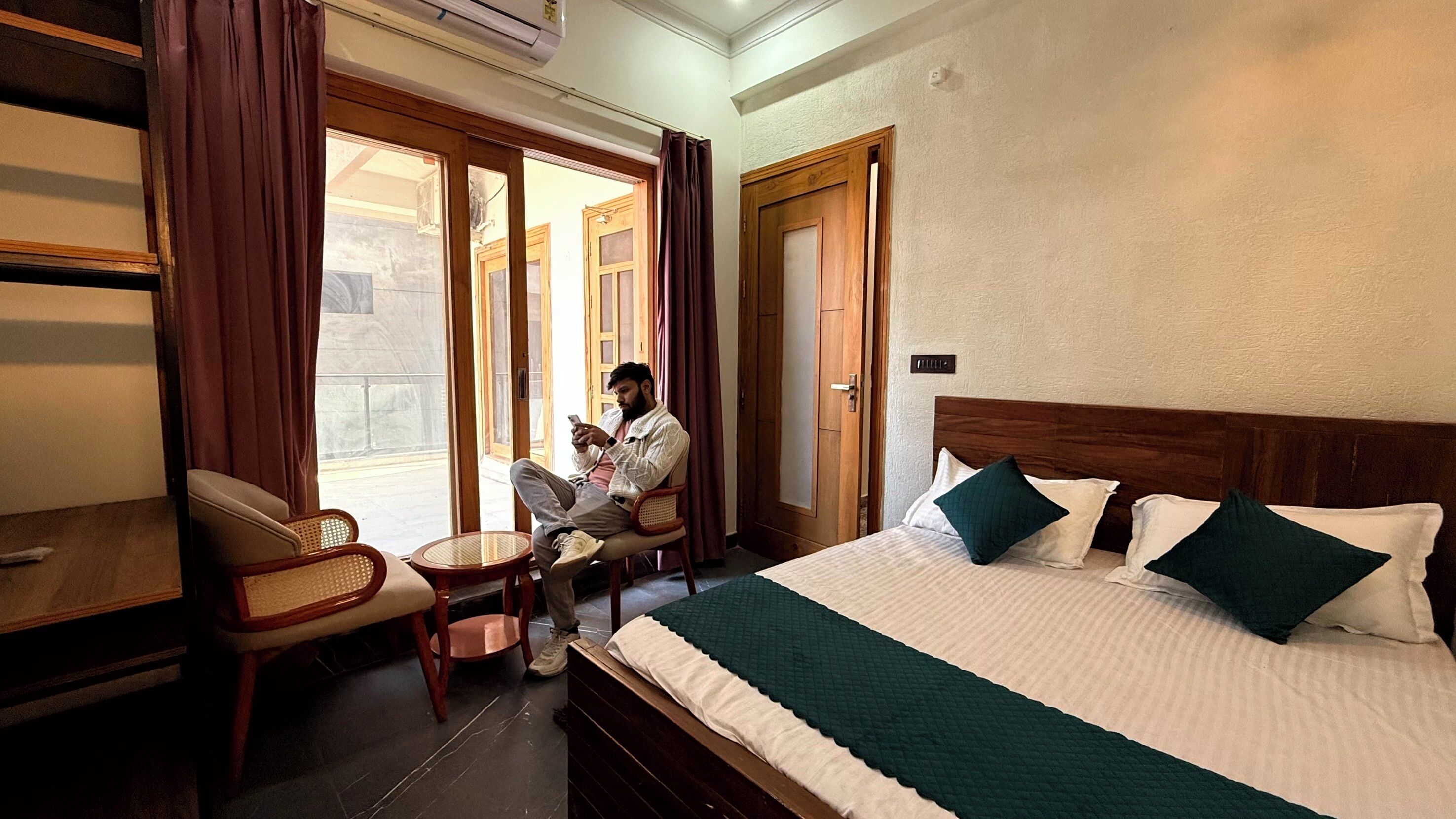 Desk, laptop workspace, soundproofing, free WiFi