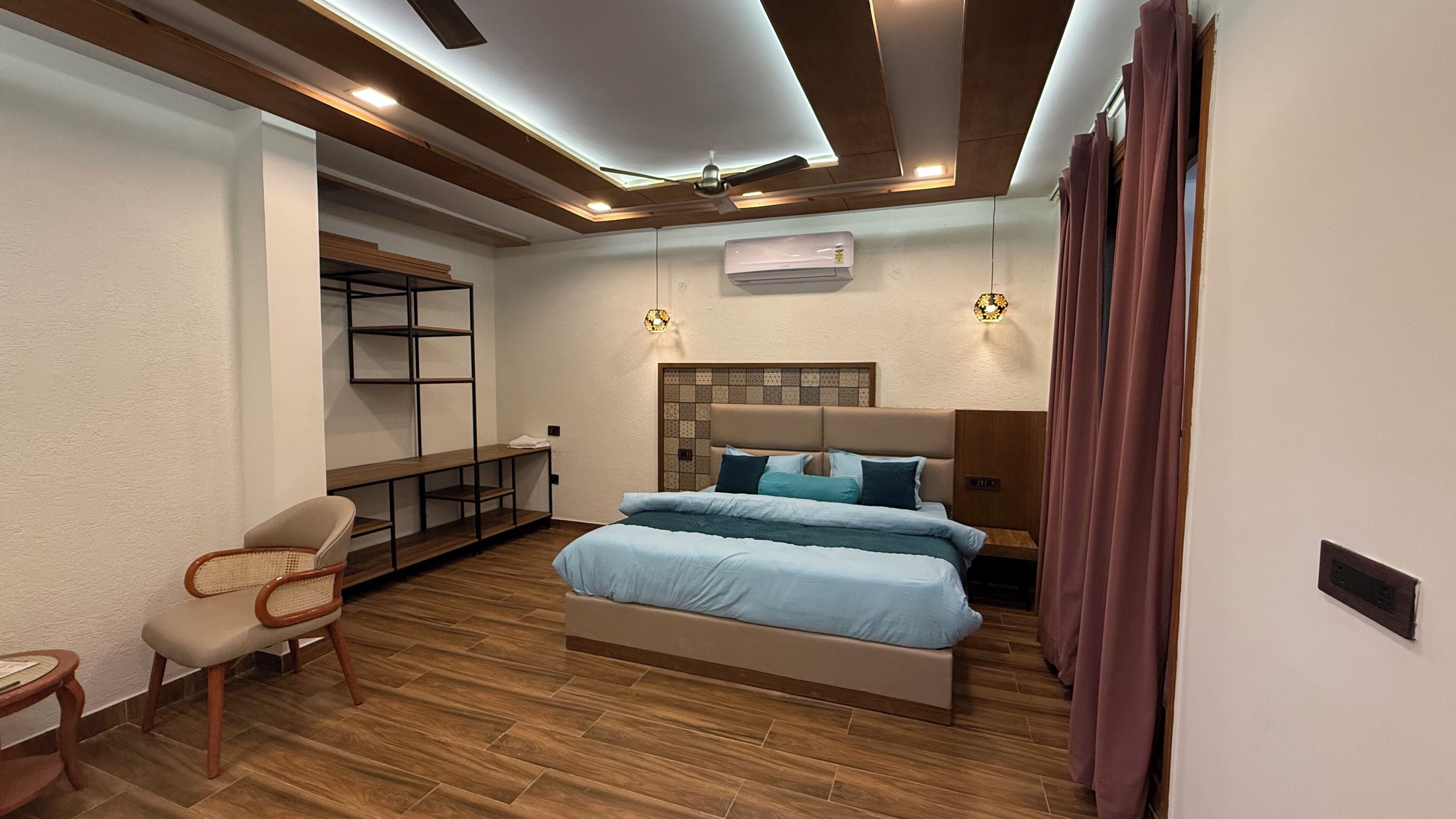 Deluxe-Dreibettzimmer | Schreibtisch, laptopgeeigneter Arbeitsplatz, schallisolierte Zimmer