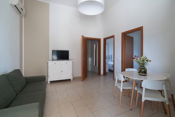 Standaard kamer, meerdere slaapkamers (Masseria San Biagio - Junior Suite 6) | Woonruimte | Een 21-inch flatscreentelevisie met kabelzenders