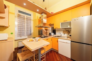 Family Apartment, Multiple Bedrooms, 2 Bathrooms (Graceful Home Genova City Center) | Private kitchen | Fridge, microwave, oven, stovetop