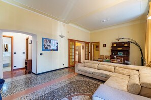 Perhehuoneisto, useita makuuhuoneita, 2 kylpyhuonetta (Graceful Home Genova City Center) | Oleskelualue | 21–tuumainen taulutelevisio, jossa kaapelikanavat