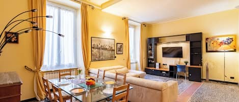 Familieleilighet, flere soverom, 2 bad (Graceful Home Genova City Center) | Oppholdsområde | En 21-tommers Flatskjerm-TV med kabel-kanaler