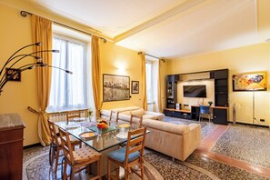 Apartamento família, vários quartos, 2 banheiros (Graceful Home Genova City Center) | Área de estar | TV de tela plana 21 polegadas com canais a cabo