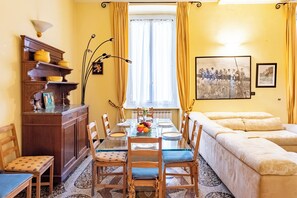Perhehuoneisto, useita makuuhuoneita, 2 kylpyhuonetta (Graceful Home Genova City Center) | Ruokailu