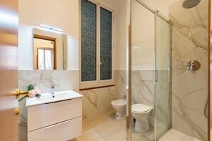 Perhehuoneisto, useita makuuhuoneita, 2 kylpyhuonetta (Graceful Home Genova City Center) | Kylpyhuone | Suihku, hiustenkuivaaja, bidee, pyyhkeet