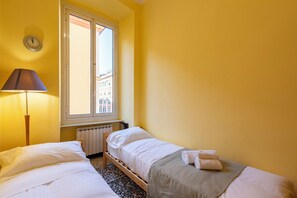 Familienapartment, Mehrere Schlafzimmer, 2 Bäder (Graceful Home Genova City Center) | 3 Schlafzimmer, Bügeleisen/Bügelbrett, kostenloses WLAN, Bettwäsche