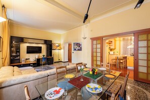 Familjelägenhet - flera sovrum - 2 badrum (Graceful Home Genova City Center) | Vardagsrum | 21-tums platt-tv med kabelkanaler