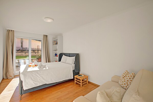 Appartement Familial, plusieurs chambres, 2 salles de bains (Ô Lac Ascona with Garden) | 2 chambres, fer et planche à repasser, Wi-Fi gratuit, draps fournis