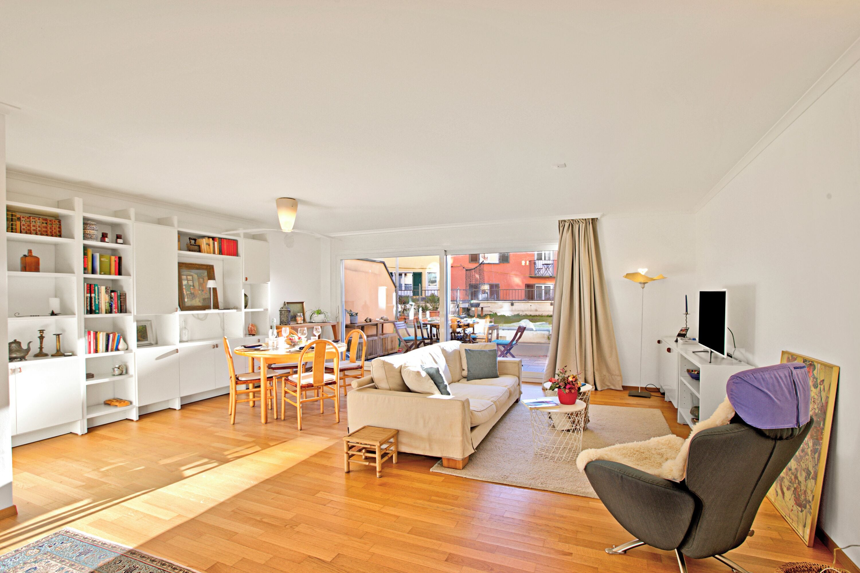 Familieleilighet, flere soverom, 2 bad (Ô Lac Ascona with Garden) | Oppholdsområde | En 21-tommers Flatskjerm-TV med kabel-kanaler