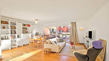 Familieleilighet, flere soverom, 2 bad (Ô Lac Ascona with Garden) | Oppholdsområde | En 21-tommers Flatskjerm-TV med kabel-kanaler