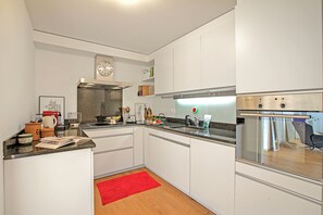 Appartement Familial, plusieurs chambres, 2 salles de bains (Ô Lac Ascona with Garden) | Cuisine privée | Réfrigérateur, four, plaque de cuisson, cafetière/bouilloire