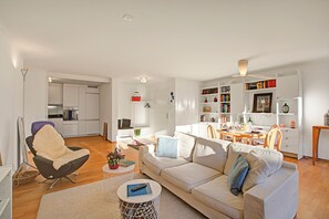 Appartement Familial, plusieurs chambres, 2 salles de bains (Ô Lac Ascona with Garden) | Coin séjour | Télévision à écran plat de 21 pouces avec chaînes par câble