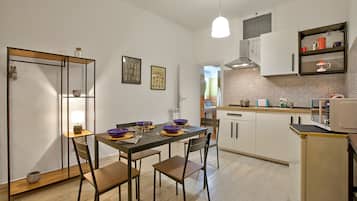 Family Apartment, 1 Bedroom (Ravanas 314 Bari Near Station) | Dining room