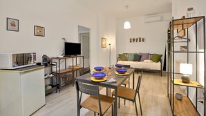 A compact living space with a kitchenette, dining area, and seating area. - Ravanas 314 Bari Near Station (Bari)