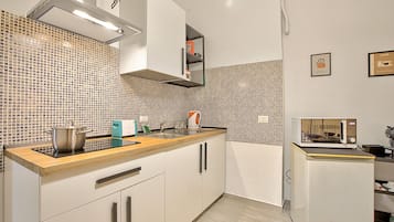 Appartement Familial, 1 chambre (Ravanas 314 Bari Near Station) | Cuisine privée | Réfrigérateur, micro-ondes, four, plaque de cuisson