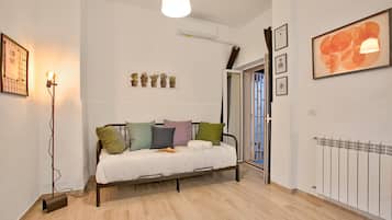 Departamento familiar, 1 habitación (Ravanas 314 Bari Near Station) | Área de sala de estar | Televisión de pantalla plana de 21 pulgadas con canales digitales