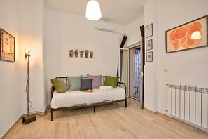 Family Apartment, Multiple Bedrooms (Ravanas 314 Bari Near Station) | Living area | 21-inch flat-screen TV with digital channels - Ravanas 314 Bari Near Station (Bari)