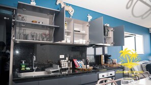 Geladeira, micro-ondas, fogão, cooktop