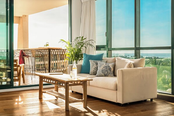 Departamento, vista al mar | Área de sala de estar | Televisión 