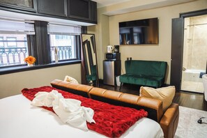 1 bedroom, desk, WiFi, bed sheets - Chic Hotel Studio - King Size Bed & Prime NYC Location (New York)