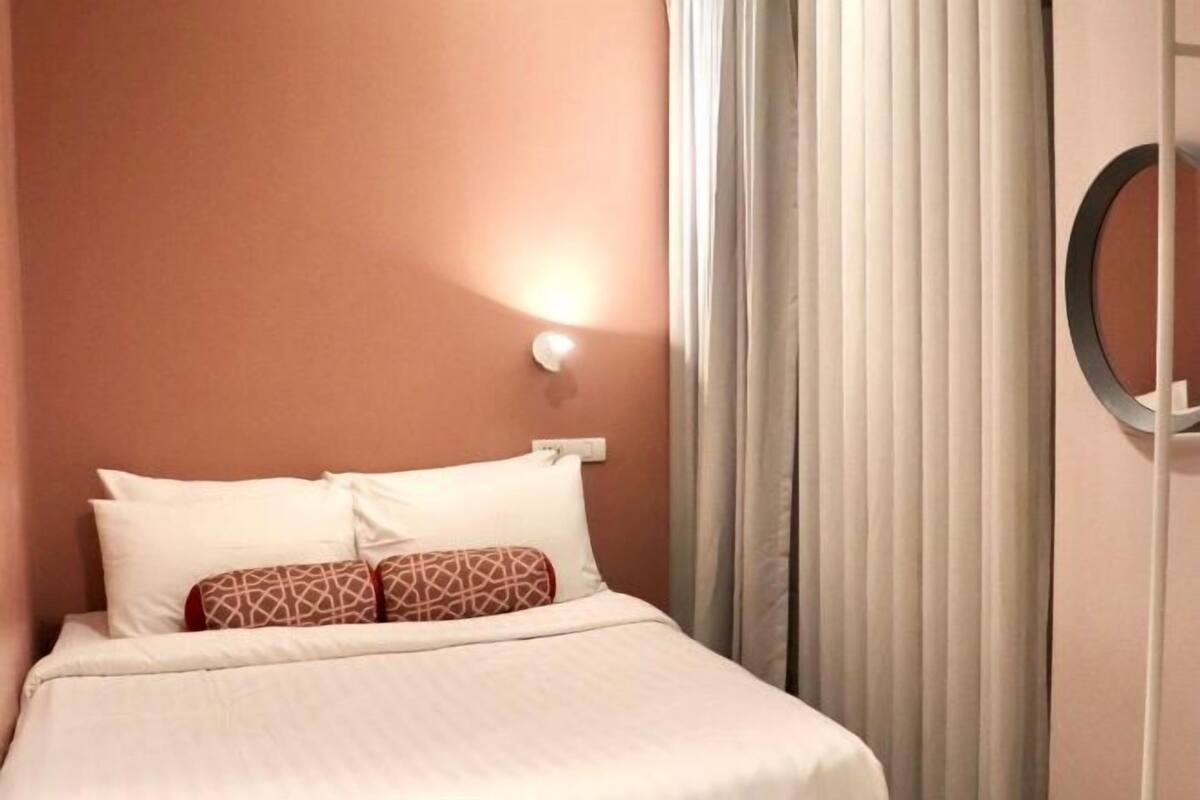 Blackout curtains, free WiFi
